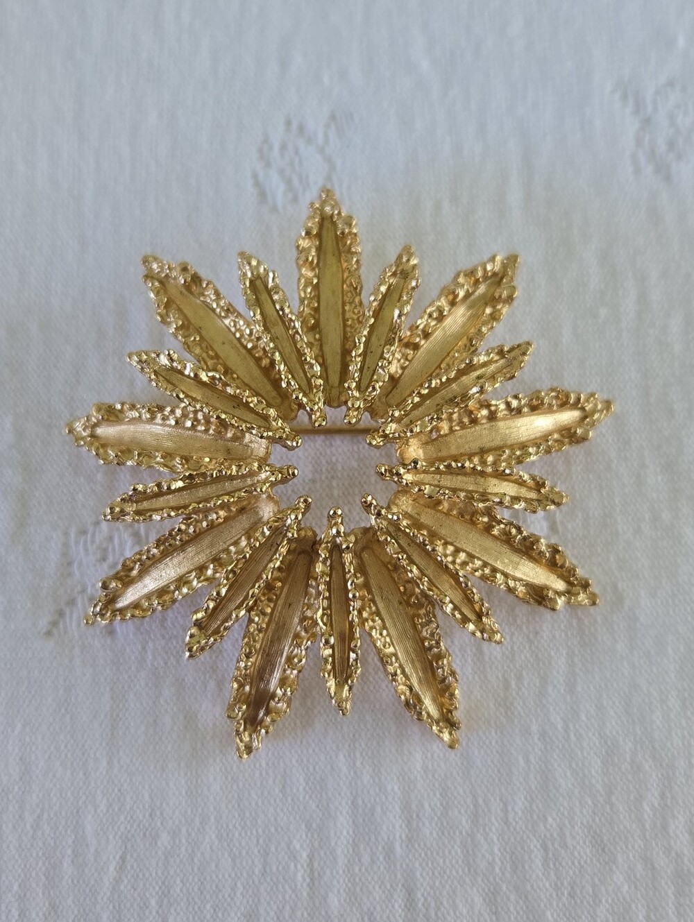 Avon Vintage Gold Tone Radiant Starburst Brooch